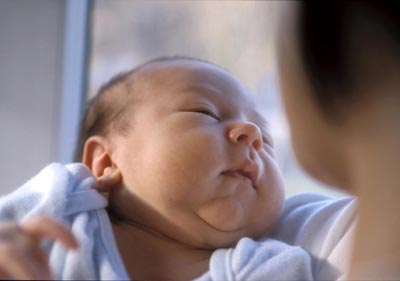 新生婴儿需要常抱抱