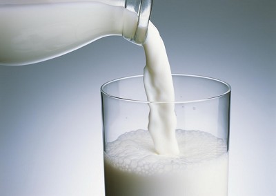 空腹喝牛奶对孩子好吗(图)